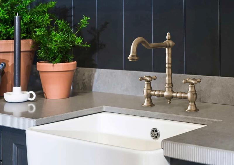 PB Nostalgická kuchynská batéria s bronzovým mostom, hranatým výtokom a hviezdicovými rukoväťami PBN.BRO.H.ST