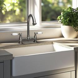 PB Nostalgická kuchynská batéria s oblúkovým výtokom z nehrdzavejúcej ocele s bielymi rukoväťami PBN.RVS.R.WH