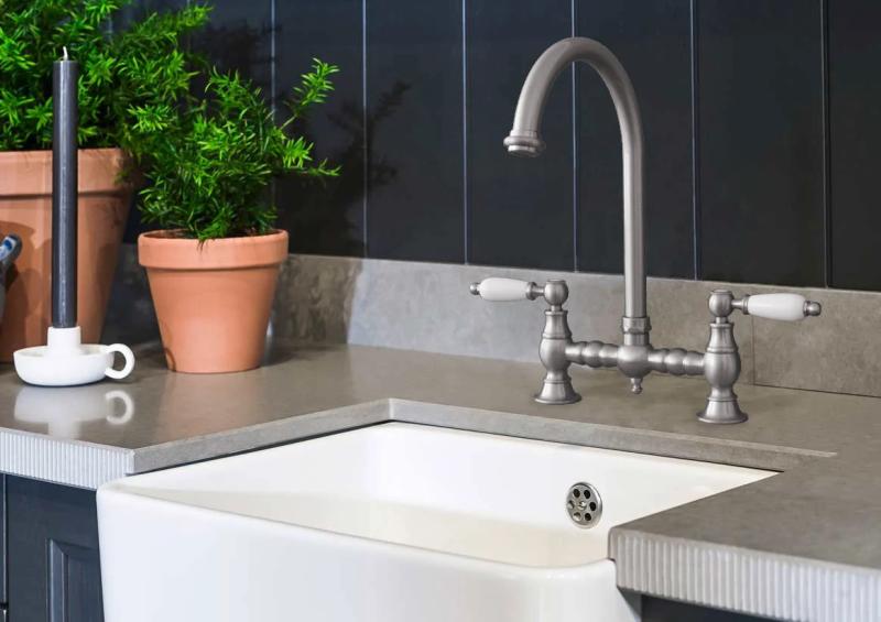 PB Nostalgická kuchynská batéria s oblúkovým výtokom z nehrdzavejúcej ocele s bielymi rukoväťami PBN.RVS.R.WH