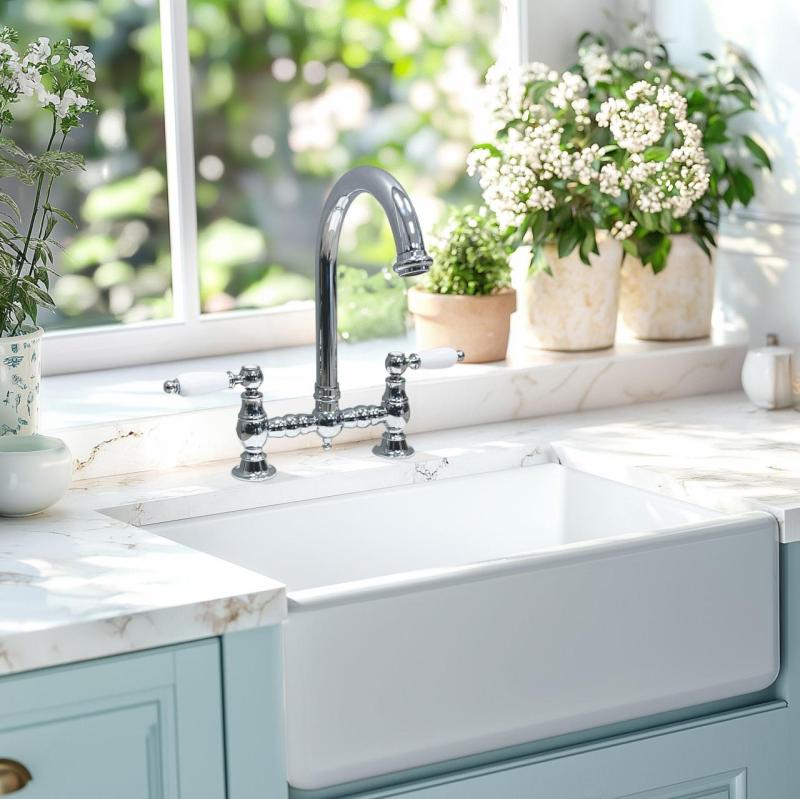 PB Nostalgická kuchynská batéria na mostík Chrómová s obloukovým výtokom a bielymi rukoväťami PBN.CHR.R.WH