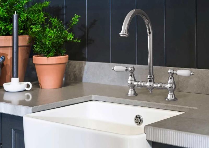 PB Nostalgická kuchynská batéria na mostík Chrómová s obloukovým výtokom a bielymi rukoväťami PBN.CHR.R.WH