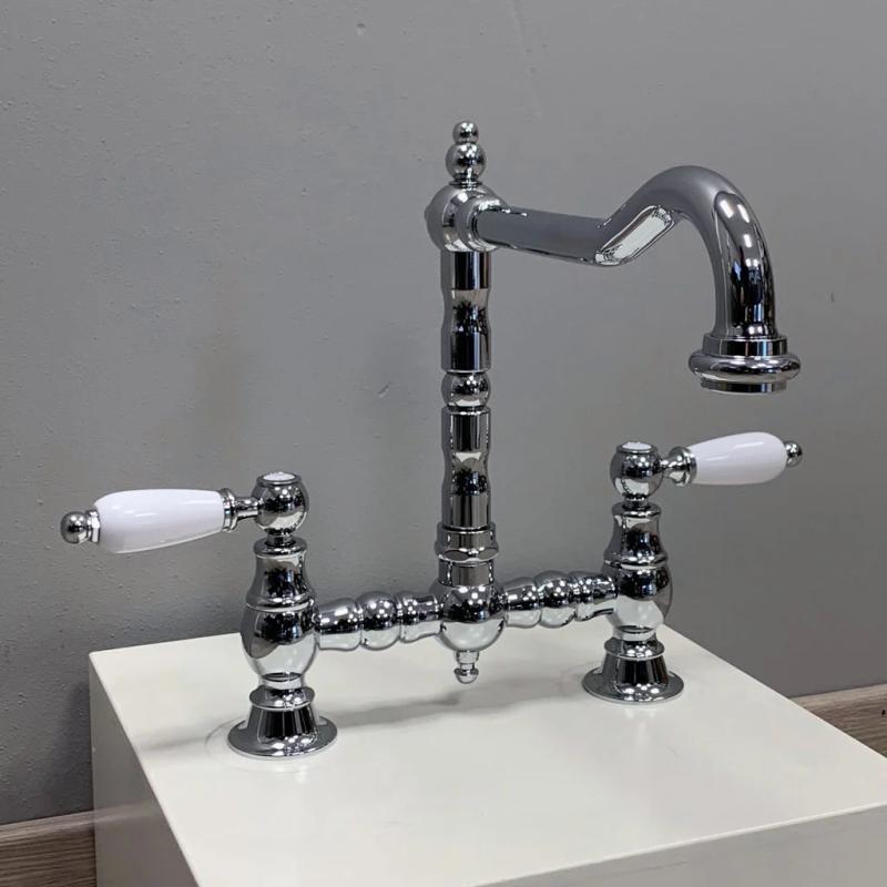 PB Nostalgická kuchynská batéria v chróme s pravouhlým výtokom a bielymi rukoväťami PBN.CHR.H.WH