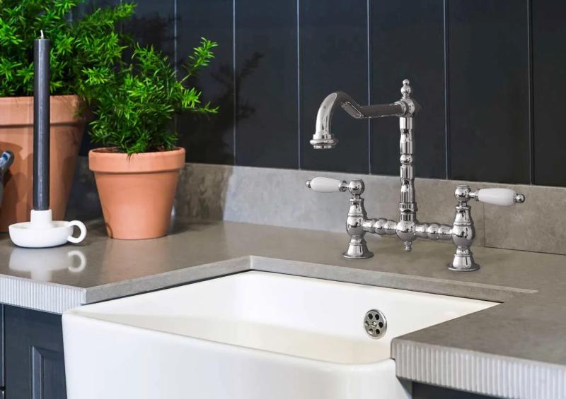 PB Nostalgická kuchynská batéria v chróme s pravouhlým výtokom a bielymi rukoväťami PBN.CHR.H.WH