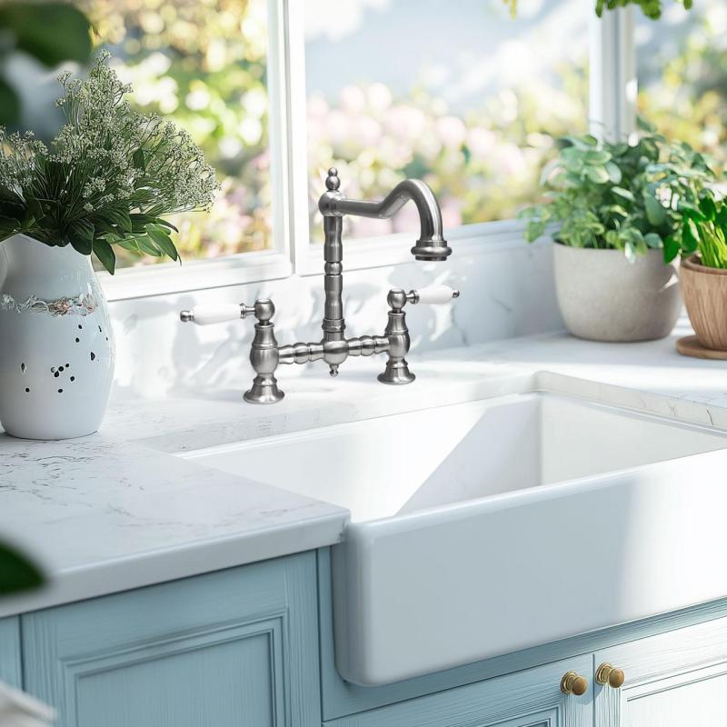 PB Nostalgická kuchynská batéria s výtokom v tvare písmena L z nehrdzavejúcej ocele s bielymi rukoväťami PBN.RVS.H.WH