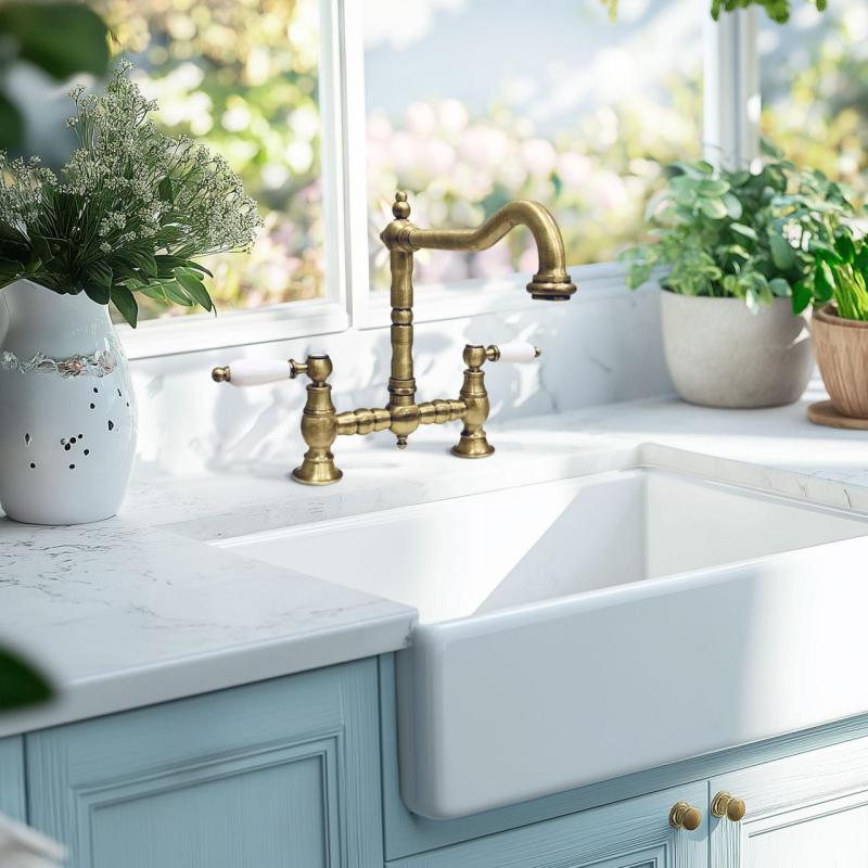 PB Nostalgická kuchynská batéria Bronza s pravouhlým výtokom a bielymi rukoväťami PBN.BRO.H.WH