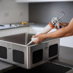 Kyselinovzdorné silikónové lepidlo na montáž nerezových umývadiel pod pracovnú dosku.