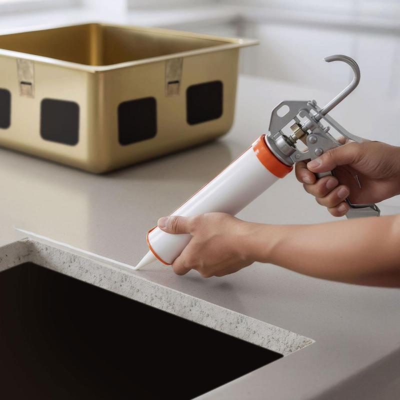 Kyselinovzdorné silikónové lepidlo na montáž nerezových umývadiel pod pracovnú dosku.