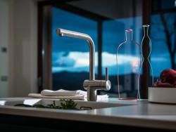 Franke masívna nerezová kuchynská batéria Atlas Neo otočný výtok 115.0521.435