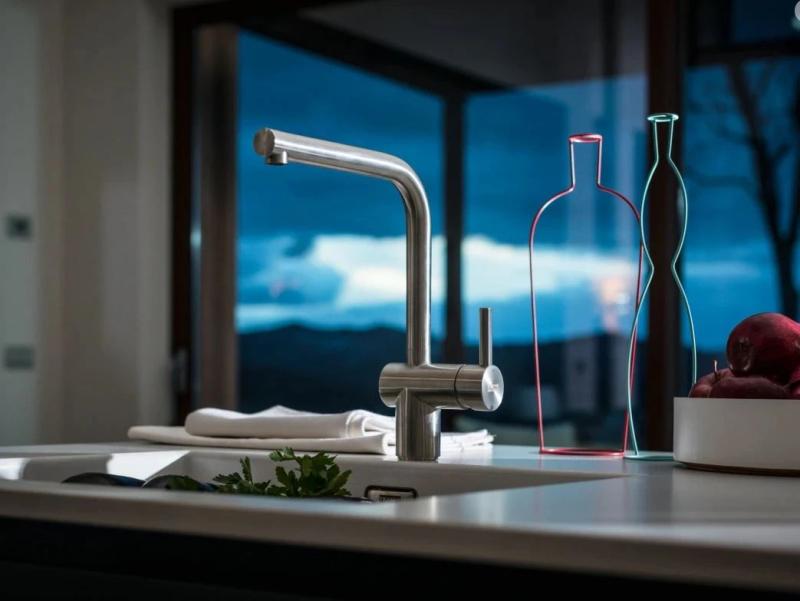 Franke masívna nerezová kuchynská batéria Atlas Neo otočný výtok 115.0521.435