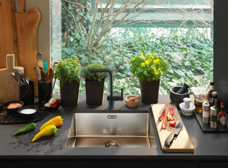 Franke Atlas Neo kuchynská batéria s otočným výtokom, kartáčovaná matná čierna 115.0550.424