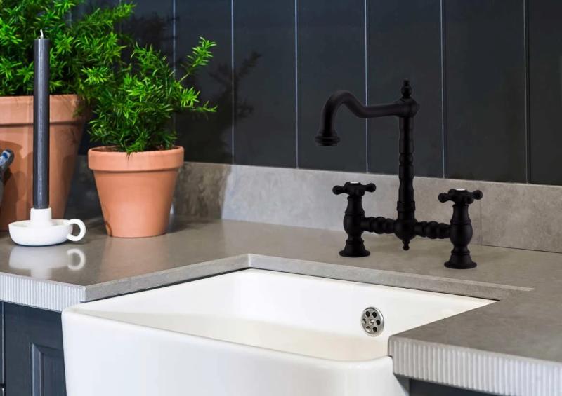 PB Nostalgická mostová kuchynská batéria Matná čierna s kolenovým výtokom a hviezdicovými rukoväťami PBN.ZW.H.ST