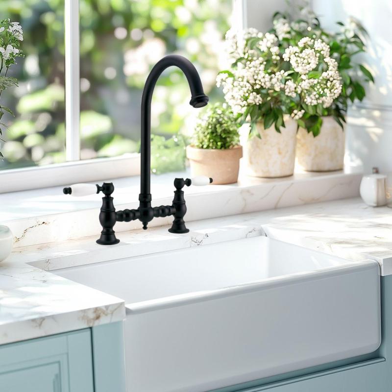 PB Nostalgická mostová kuchynská batéria matná čierna s okrúhlym výtokom a bielymi rukoväťami PBN.ZW.R.WH