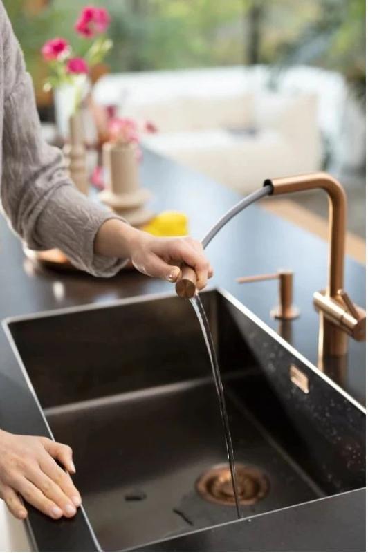 Franke medený kuchynský kohútik Atlas Neo s výsuvnou hubicou pvd copper 115.0628.208