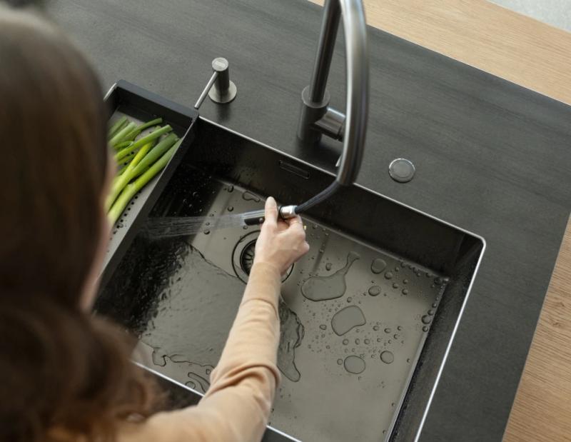 Kuchynská batéria Franke Eos Neo s výsuvnou sprchovou hlavicou pvd gun metal 115.0628.256