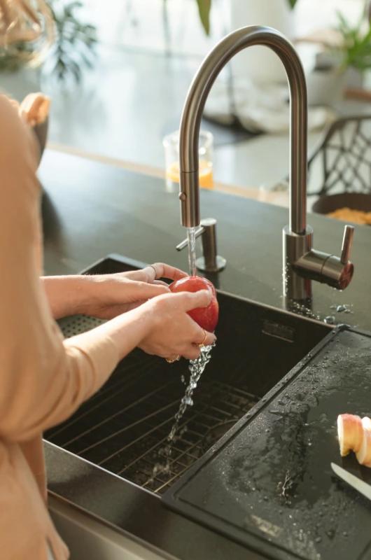 Kuchynská batéria Franke Eos Neo s výsuvnou sprchovou hlavicou pvd gun metal 115.0628.256