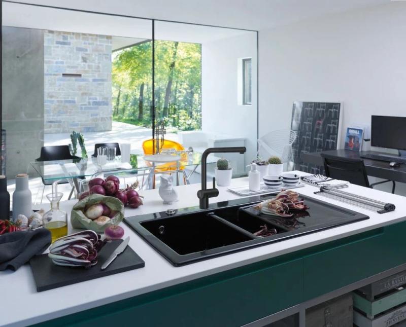 Franke kartáčovaný čierny senzor kuchynská batéria Atlas Neo s výsuvným výtokom 115.0625.527