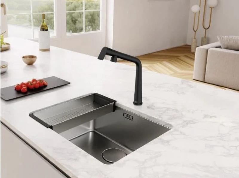 Franke Icon kuchynská batéria matná čierna s otočným výtokom 115.0625.187