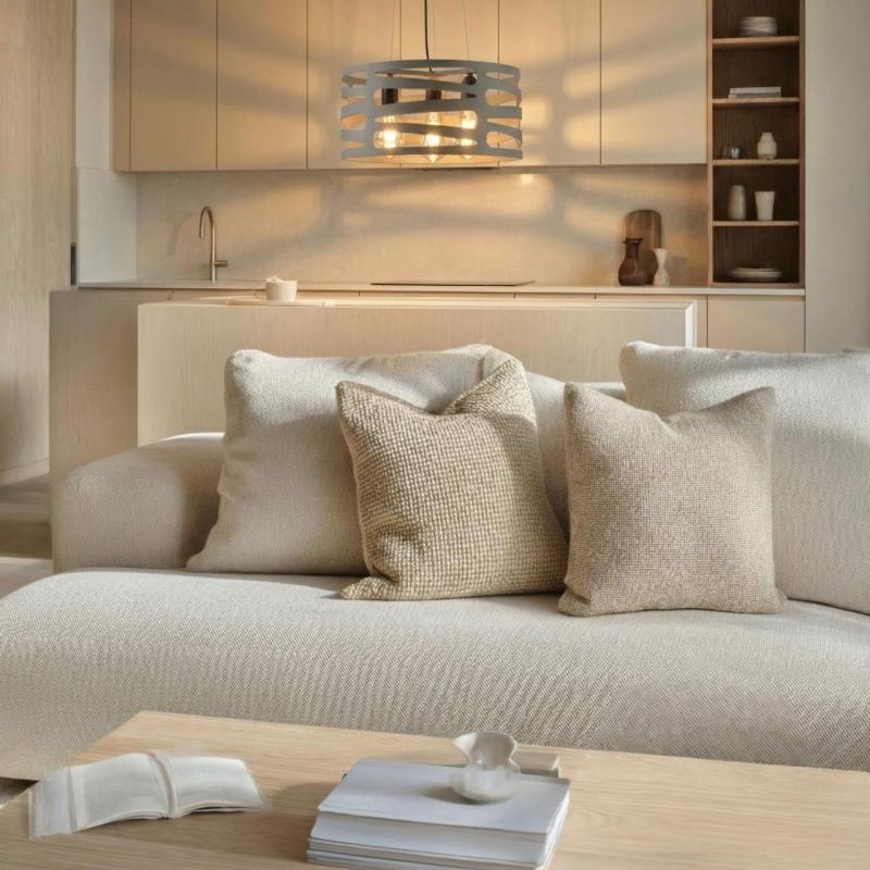 Decor Marisa sivá závesná lampa s kužeľovitými horizontálnymi medzerami, maximálne 3 svetelné zdroje, priemer 40 cm, 2607