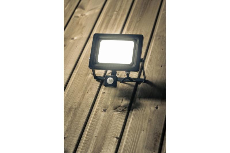 LED reflektor iNEXT so senzorom pohybu 50W 4000lm, PF>0,9, RA>80, IP65, 120°, 6400K, čierne telo 1208962862