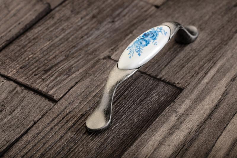 Porcelánová rukoväť 728-P C=96mm antická mosadz A-Modrá ruža 1208965699