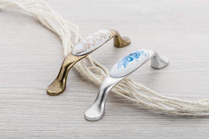 Porcelánová rukoväť 728-P C=96mm antické striebro A-Modrá ruža 1208965700