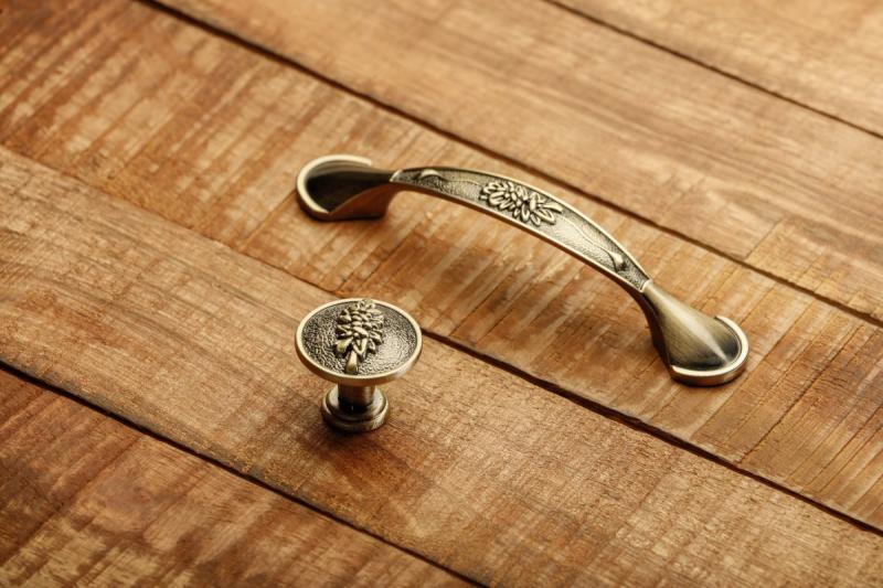 Zamaková rukoväť ARDEA C=96 mm antická leštená mosadz 1208965870