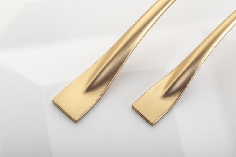 Rukoväť Zamak FLOW C = 192 mm šampanské 1208966039