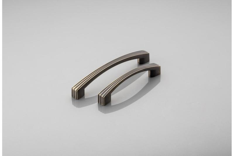 Zamaková rukoväť VASTO C=128 mm, antická leštená mosadz 1208966227