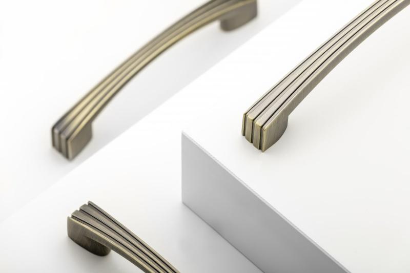 Zamaková rukoväť VASTO C=96 mm, antiková leštená mosadz 1208966228