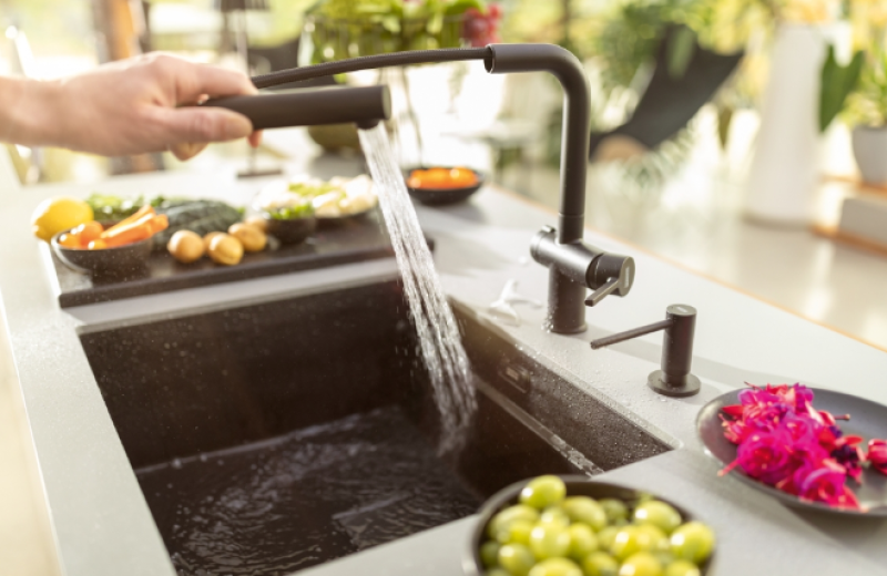 Franke Active Twist Jednopáková batéria Čierna s výsuvným výtokom a integrovaným ovládaním odpadu 115.0669.769