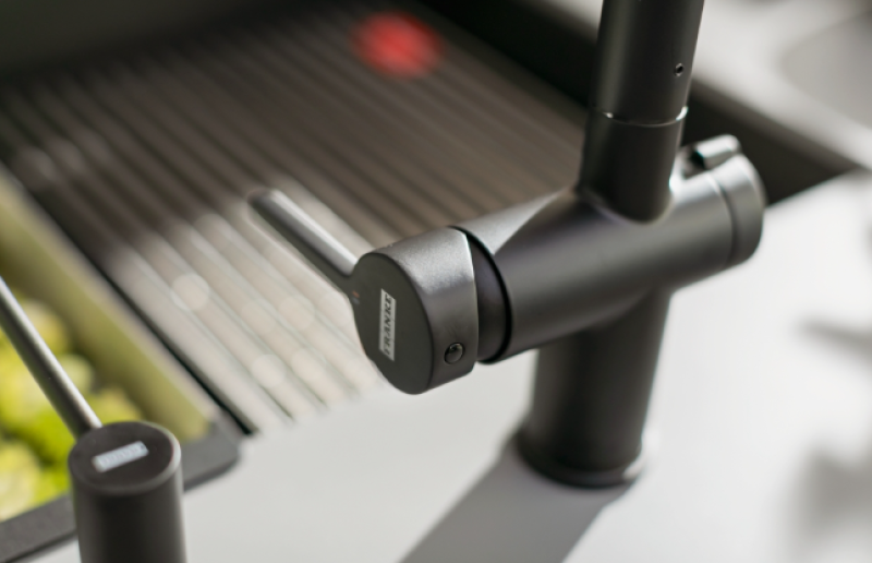 Franke Active Twist Jednopáková batéria Čierna s výsuvným výtokom a integrovaným ovládaním odpadu 115.0669.769