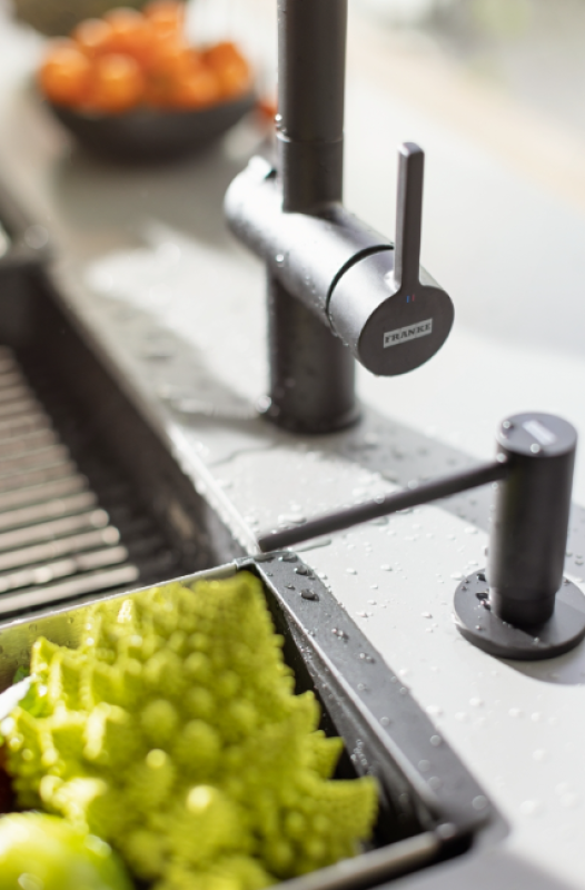 Franke Active Twist Jednopáková batéria Čierna s výsuvným výtokom a integrovaným ovládaním odpadu 115.0669.769