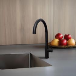 Waterevolution Flow kuchynská batéria s otočným oblým výtokom čierna T158UPR