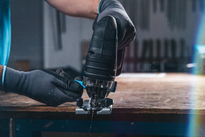 HÖGERT akumulátorová priamočiara píla, 18V, antivibračná rukoväť - bez batérie