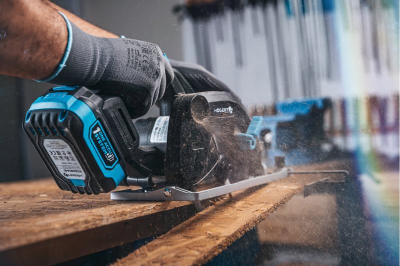 HÖGERT akumulátorová kotúčová píla, 18V, bez batérie, s pripojením na vysávač.