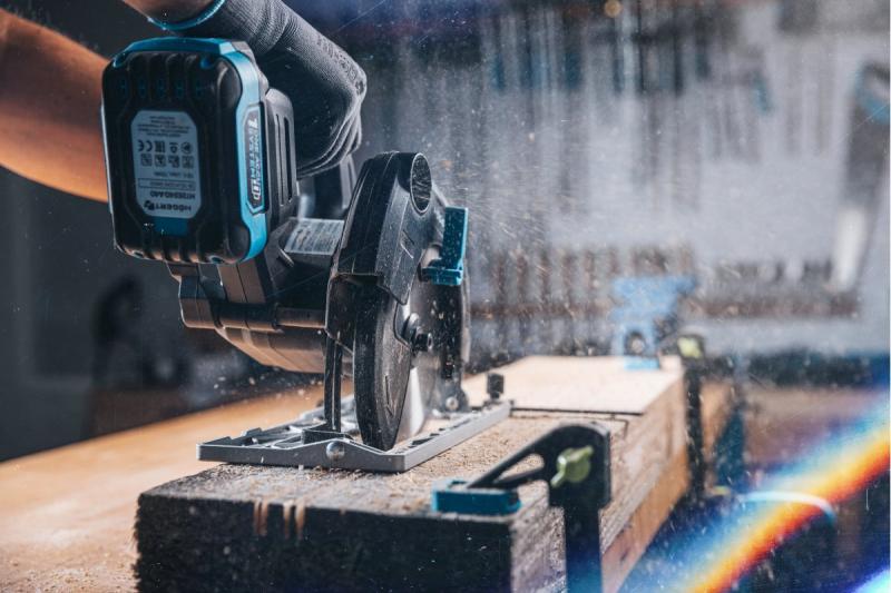 HÖGERT akumulátorová kotúčová píla, 18V, bez batérie, s pripojením na vysávač.