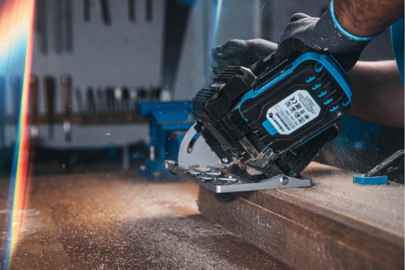 HÖGERT akumulátorová kotúčová píla, 18V, bez batérie, s pripojením na vysávač.