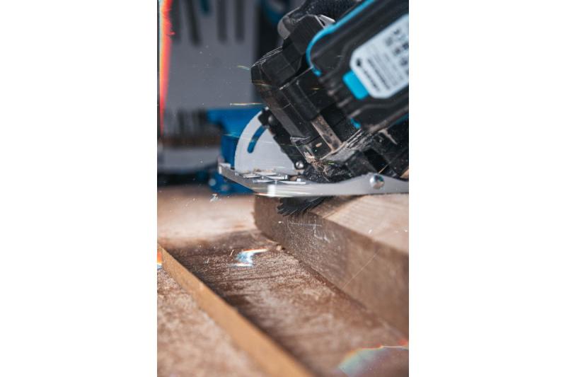 HÖGERT akumulátorová kotúčová píla, 18V, bez batérie, s pripojením na vysávač.