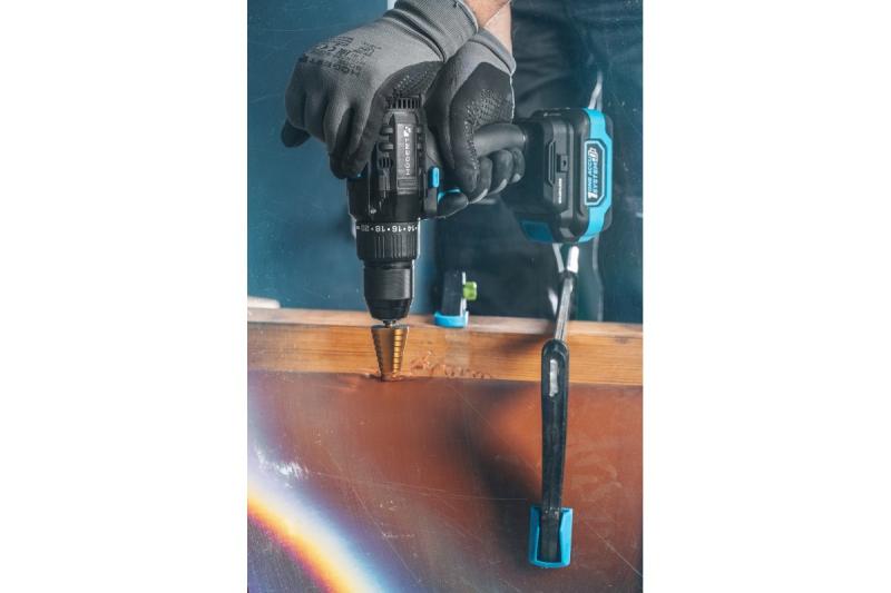 HÖGERT Bezkartáčová akumulátorová skrutkovačová sada, 18V, s držiakom na bity, zásobníkom na bity, nabíjačkou a batériou.