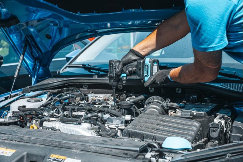 HÖGERT Bezuhlíkový akumulátorový žehlička 18V, sada s akumulátorom, nabíjačkou a príslušenstvom