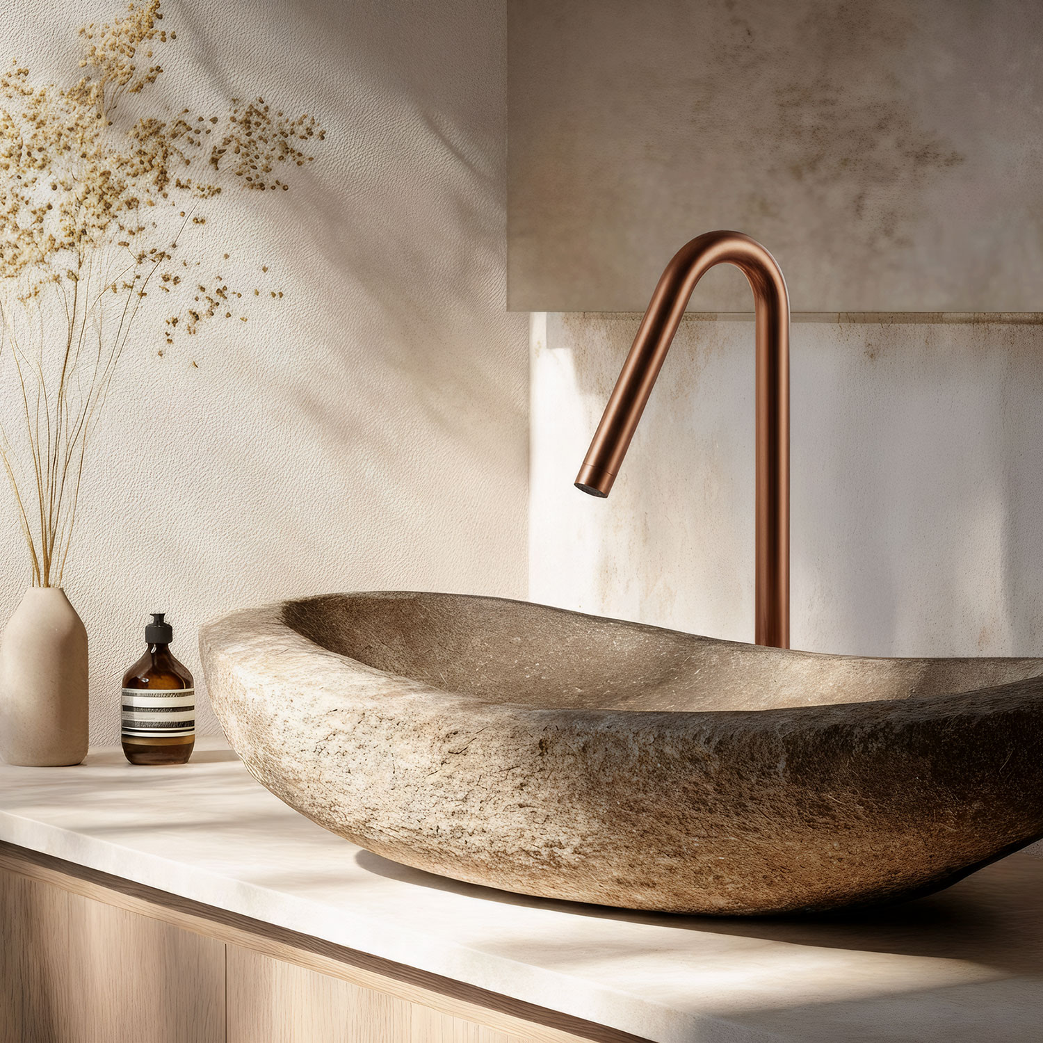 7 spôsobov, ako teplé kovové odtiene pozdvihnú základný kúpeľňový nábytok