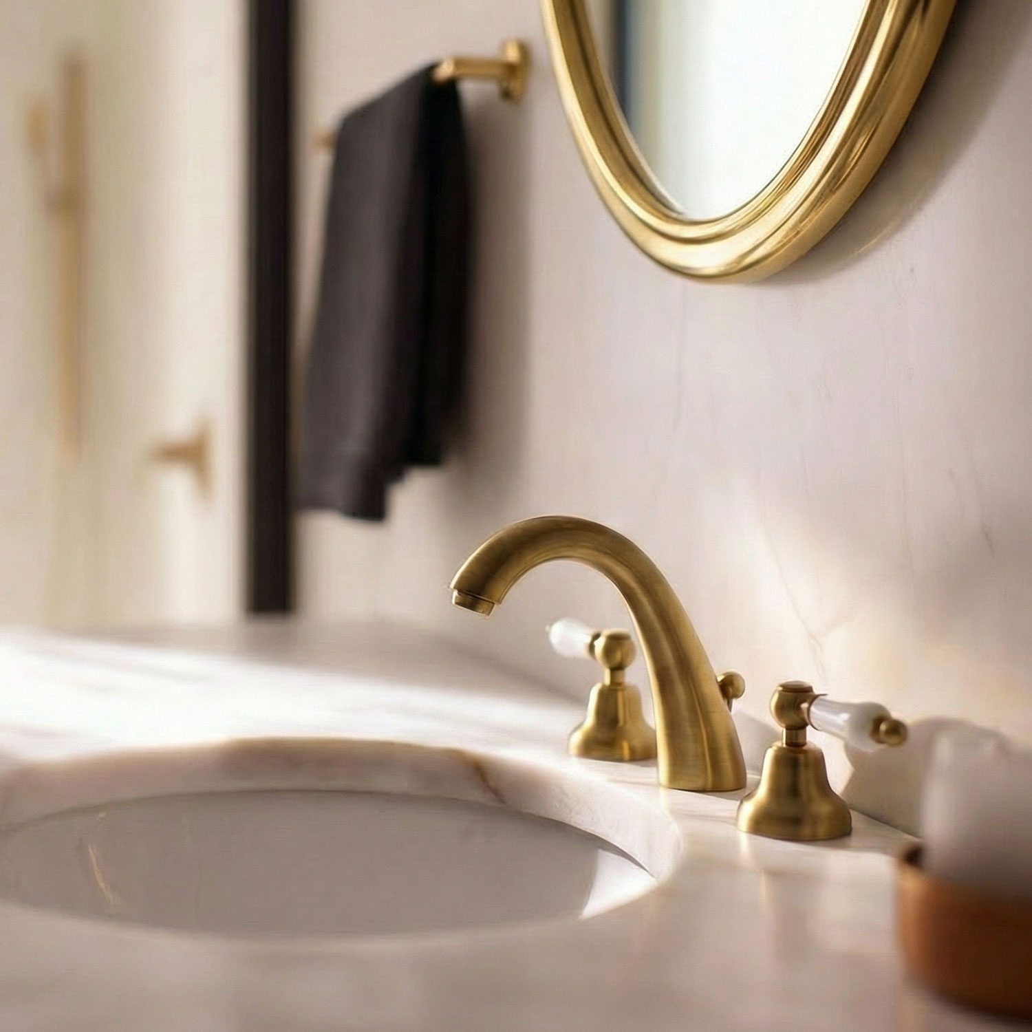 Kombinovanie kovov: Umenie kombinovať povrchové úpravy v kúpeľni